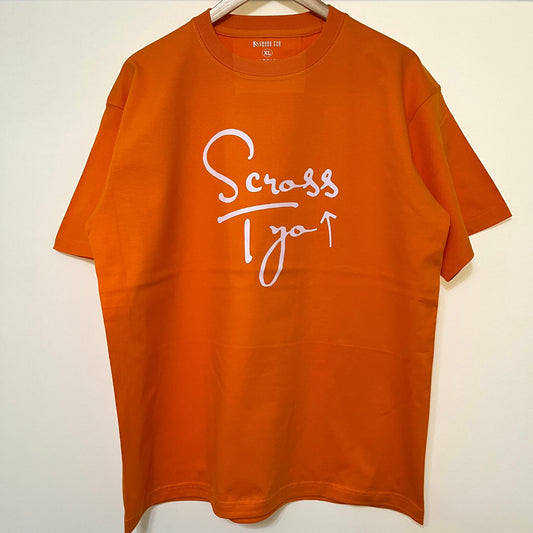 SCROSS TYO 筆記体ロゴ プリントTシャツ