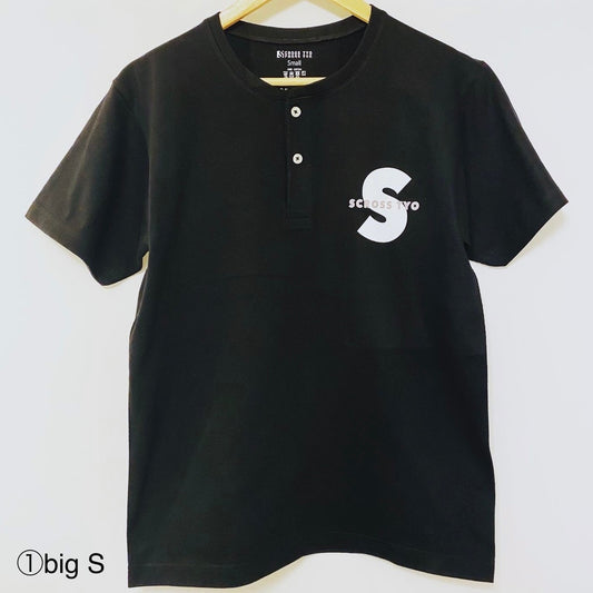 SCROSS TYO ロゴプリント ヘンリーネック Tシャツ