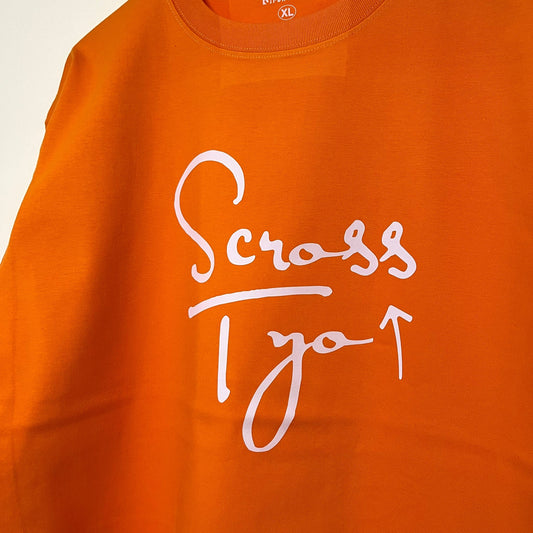 SCROSS TYO 筆記体ロゴ プリントTシャツ
