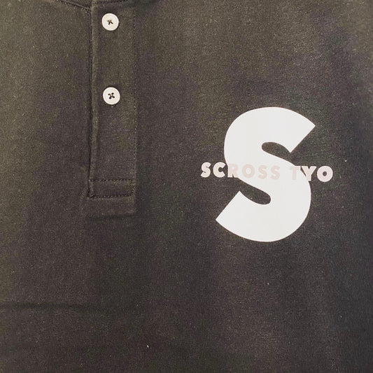 SCROSS TYO ロゴプリント ヘンリーネック Tシャツ