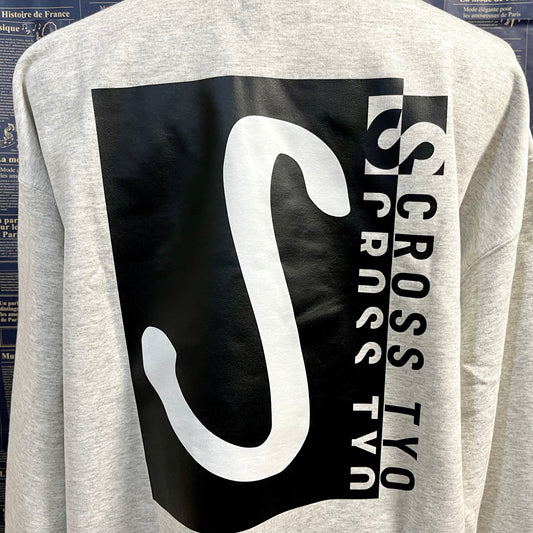 SCROSS TYO 手書き×ボックス ロゴプリント 裏起毛トレーナー