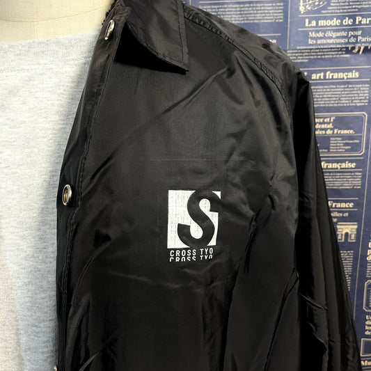 SCROSS TYO スペシャルビックロゴ プリント ボア付きコーチジャケット